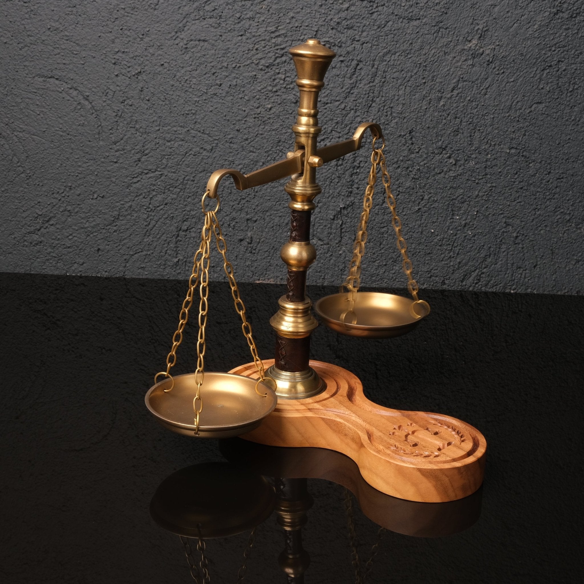 Themis – Masif Ahşap ve Pirinç Hukuk Terazisi - Niqbin Office