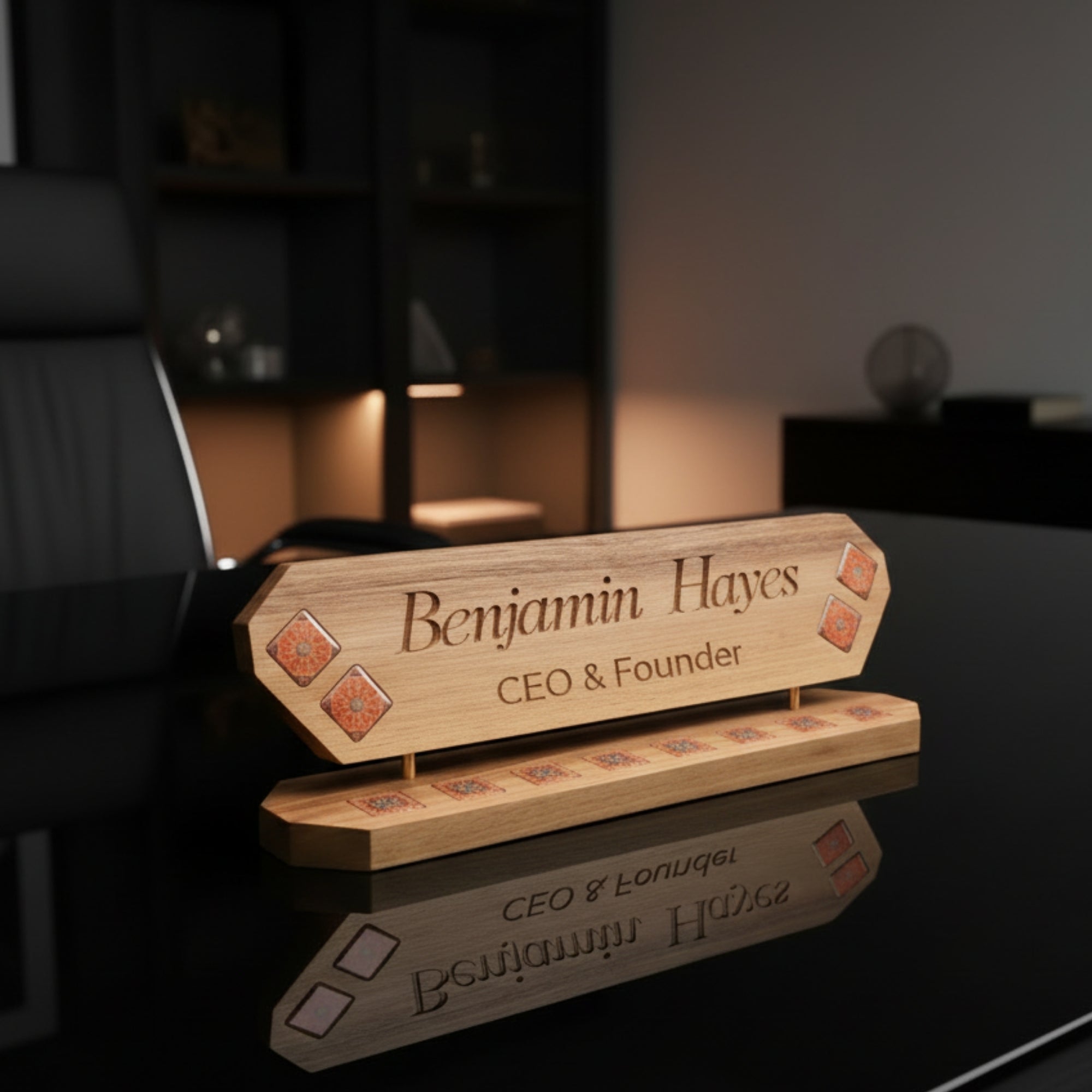 Veritas Mosaic – Kişiye Özel Ahşap Masa Üstü İsimlik ve Kalemlik Seti