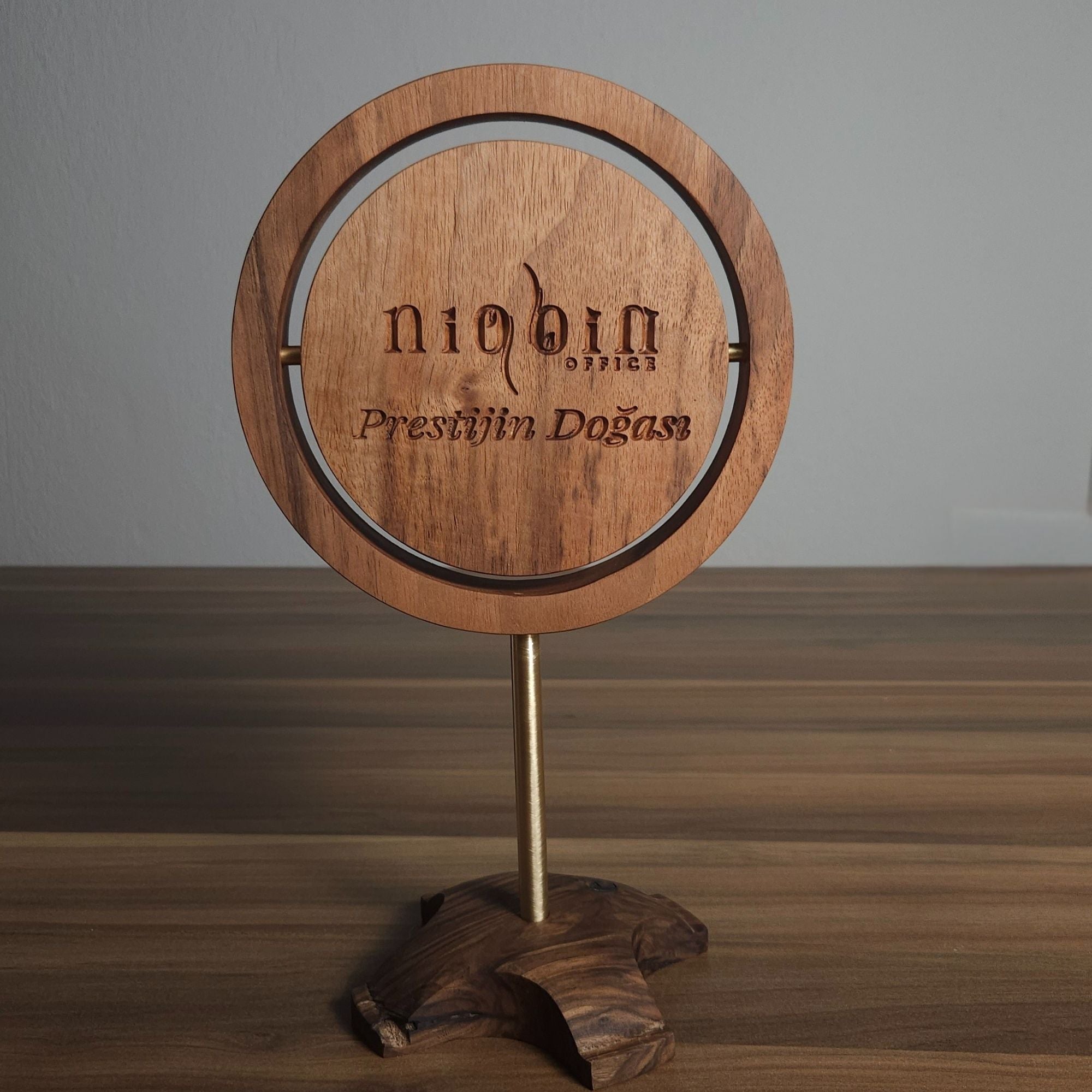 Orbis – Kişiye Özel Döner Masa Objesi (Logo & Motto Tasarımlı)