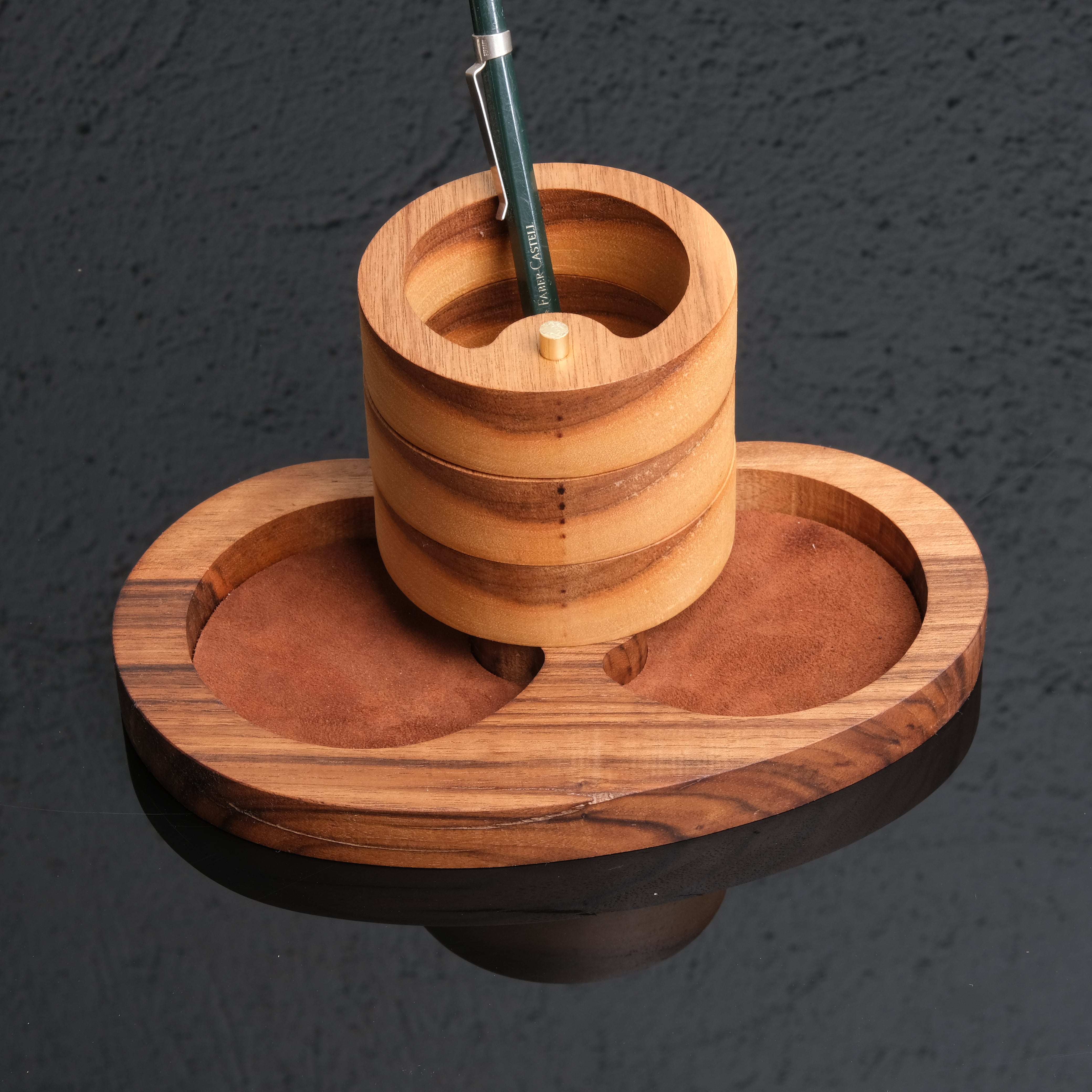 Calista Kalemlik – Masif Ahşap & Pirinç Detaylı Şık Masa Düzenleyici