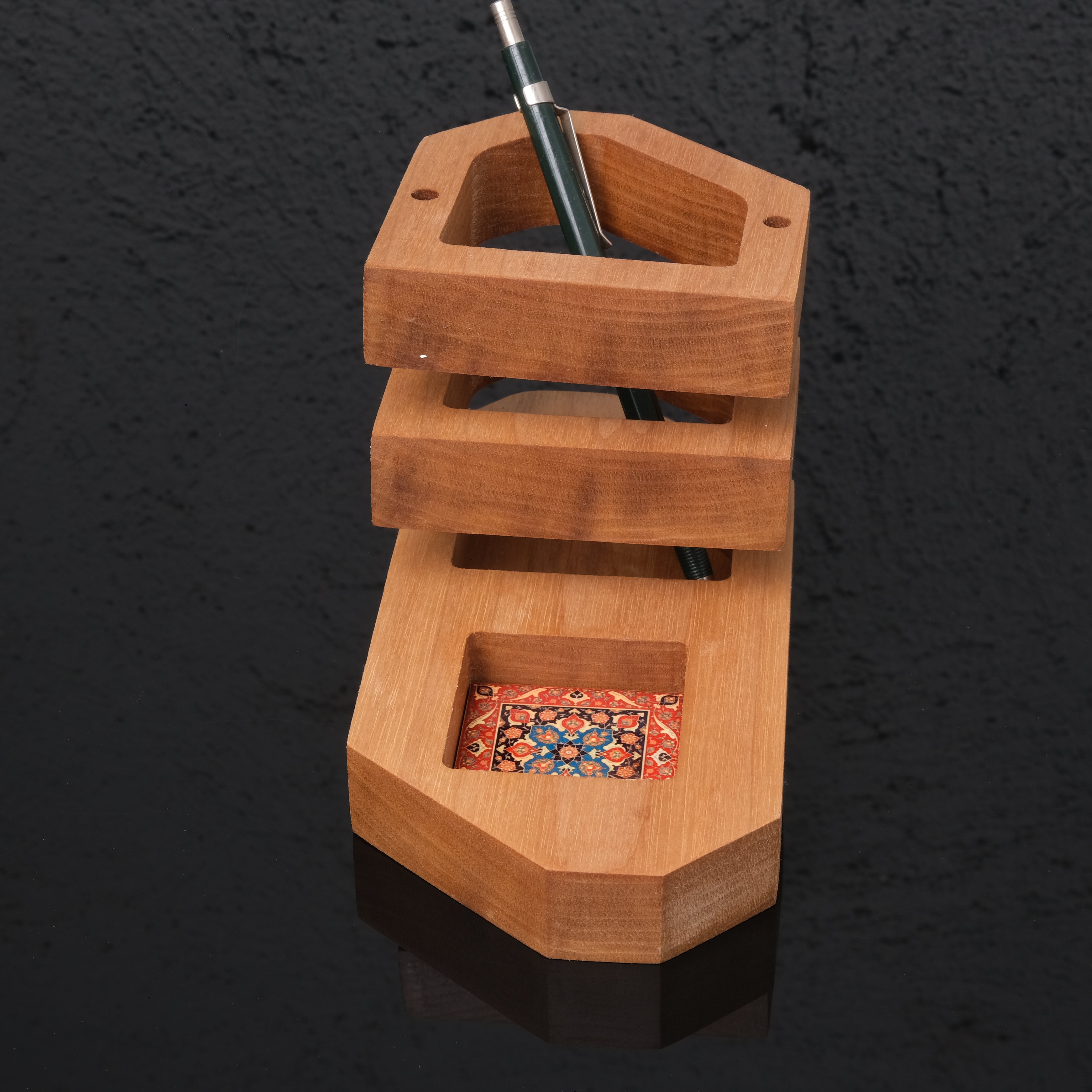 Veritas Kalemlik – Masif Ceviz & Pirinç Detaylı Tasarım