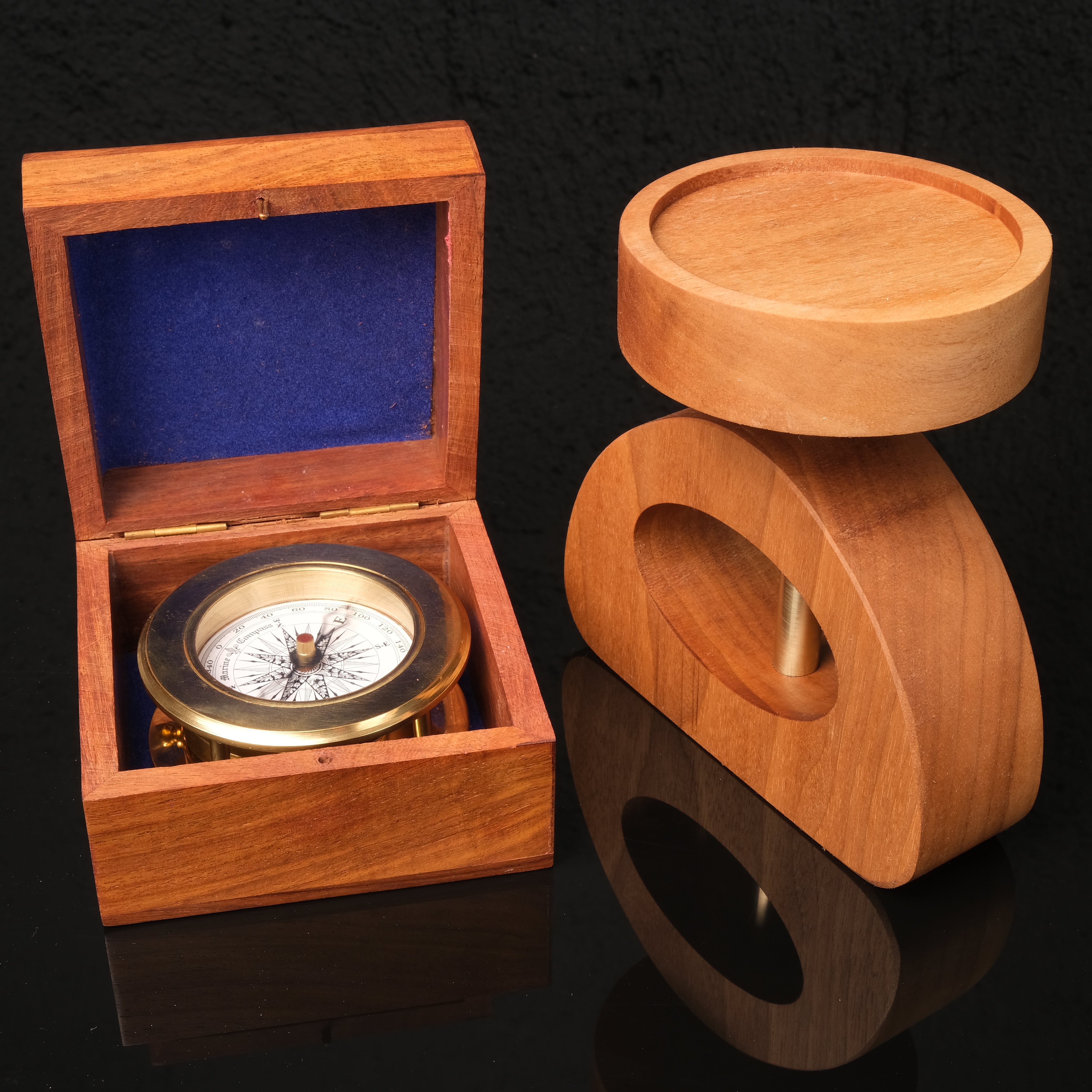 Aurora Compass Duo – Masif Ceviz ve Pirinç Masaüstü Pusula & Büyüteç