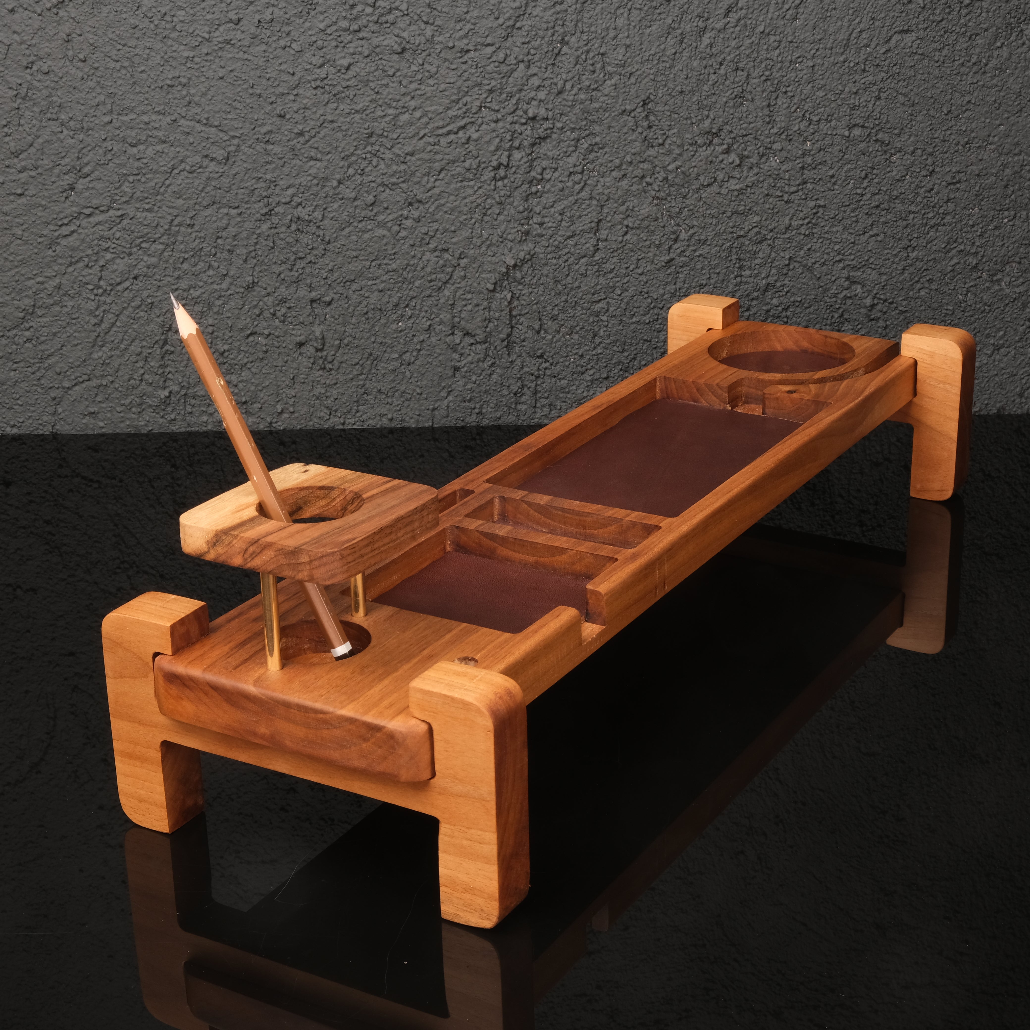 Arcadia – Masif Ceviz Masa Düzenleyici