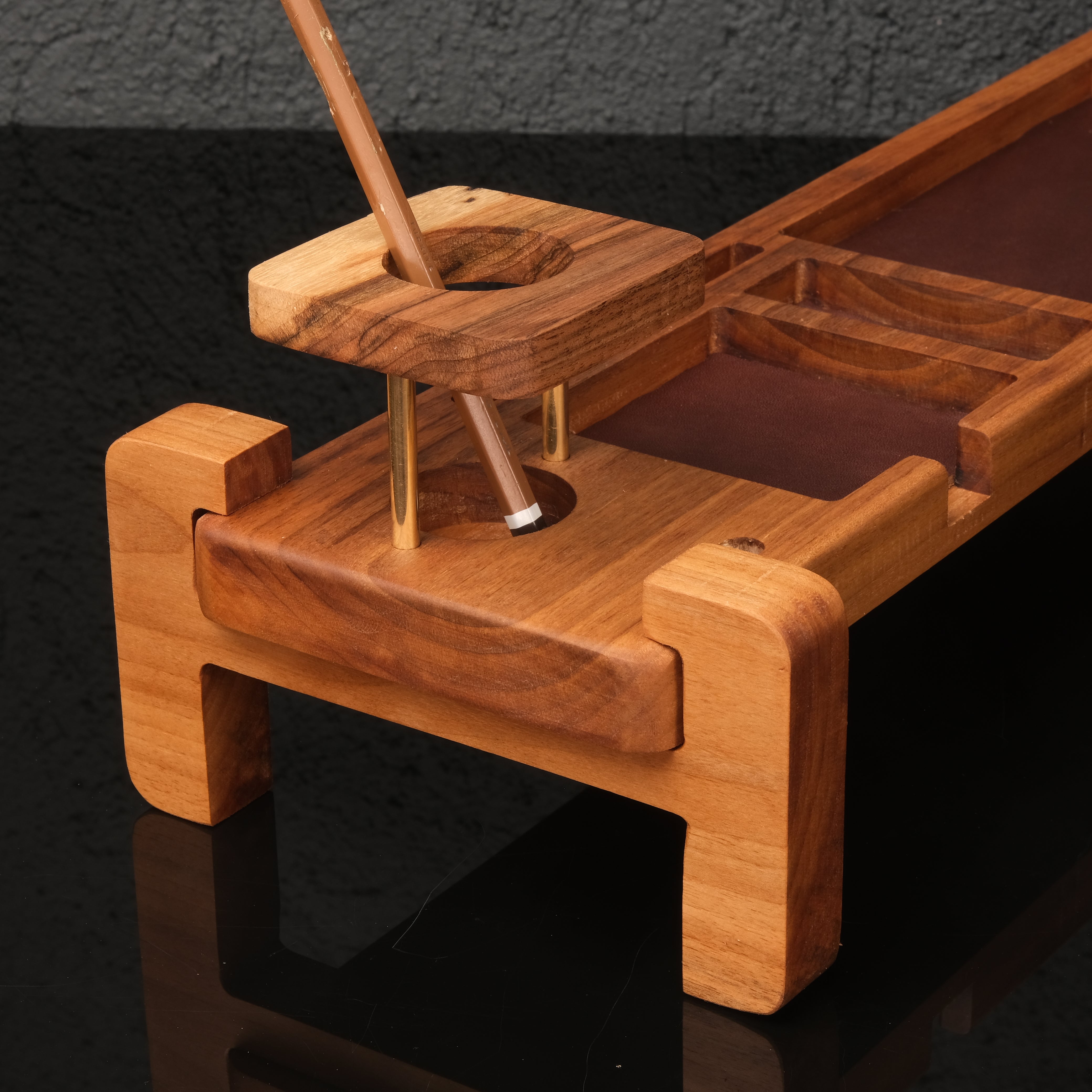 Arcadia – Masif Ceviz Masa Düzenleyici