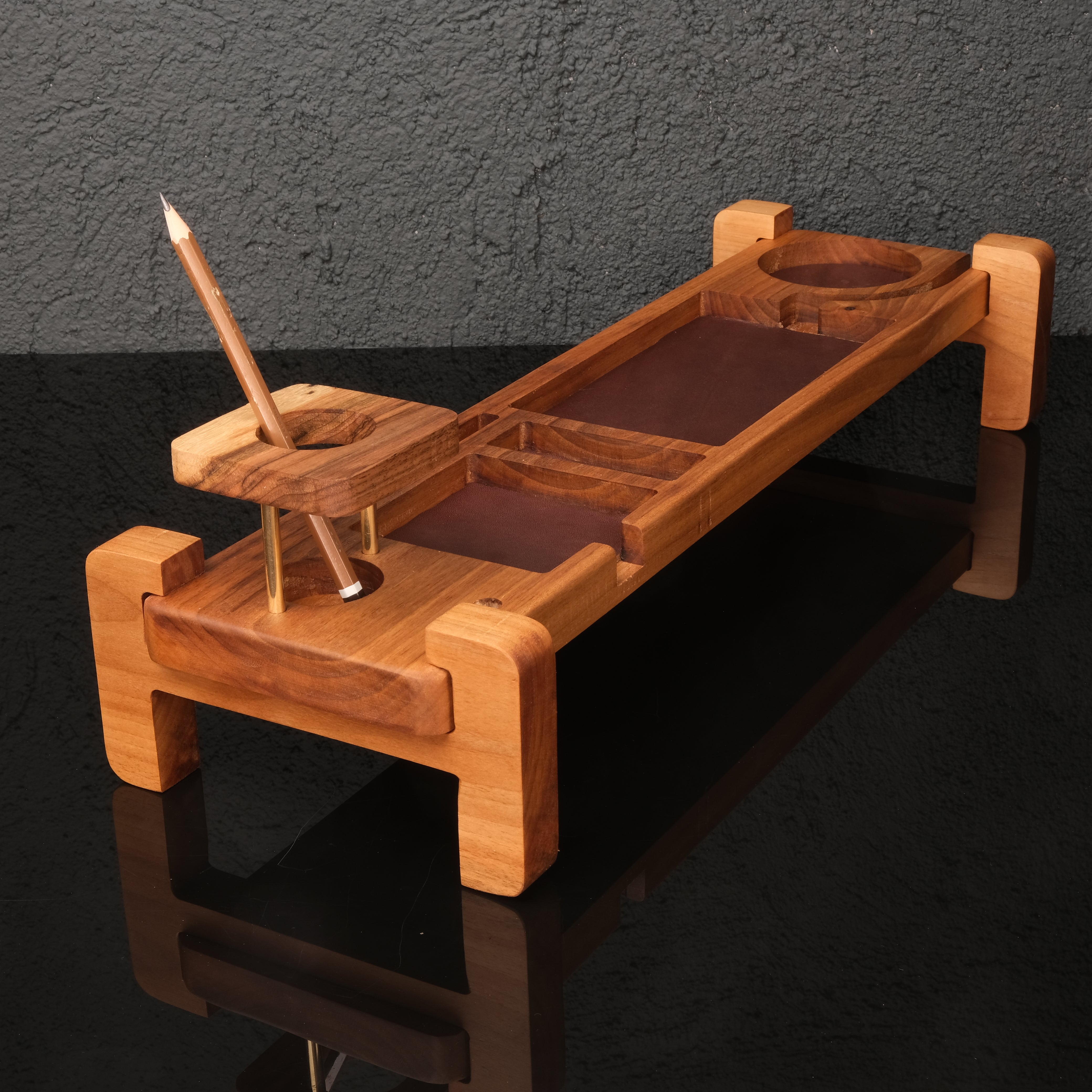 Arcadia – Masif Ceviz Masa Düzenleyici