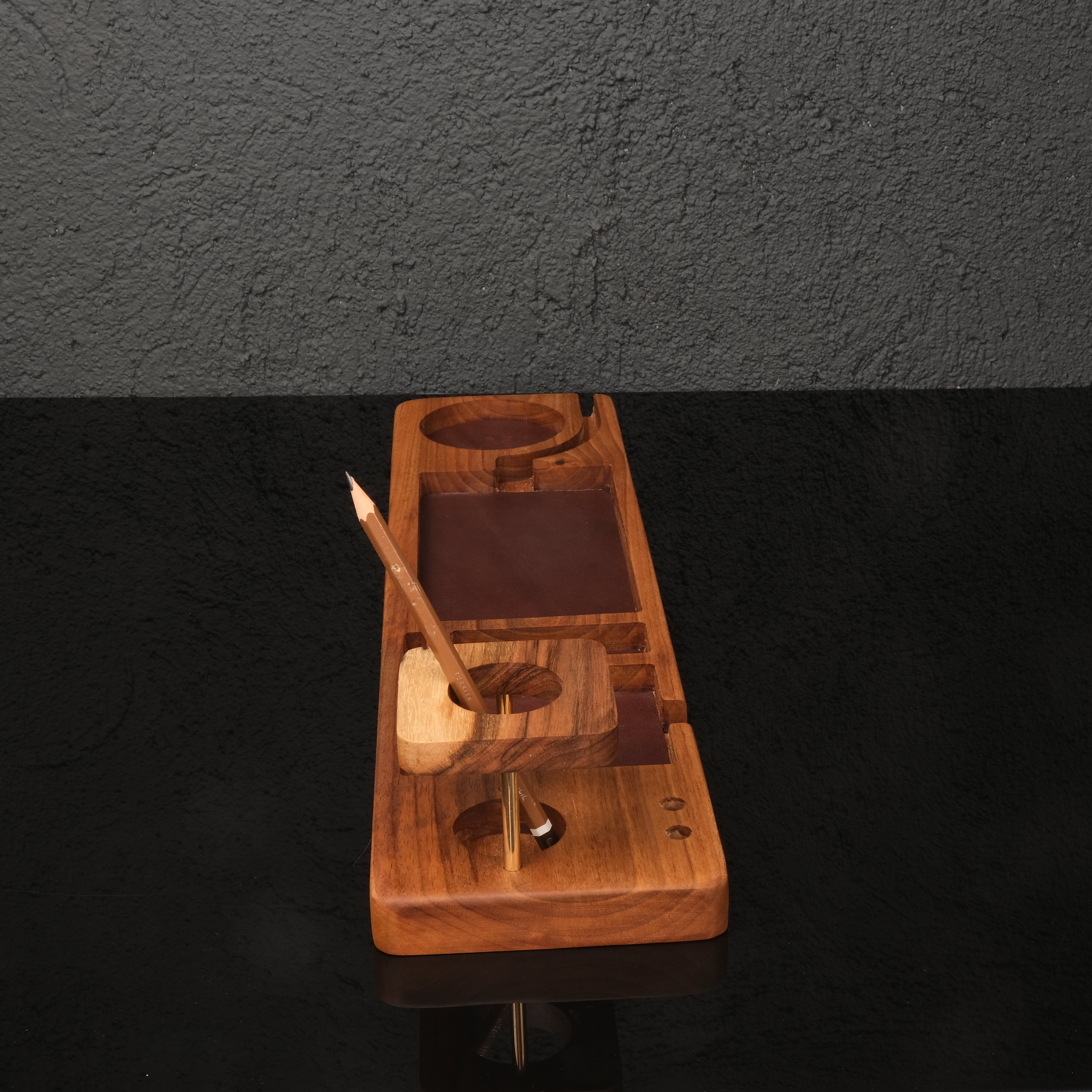 Arcadia – Masif Ceviz Masa Düzenleyici