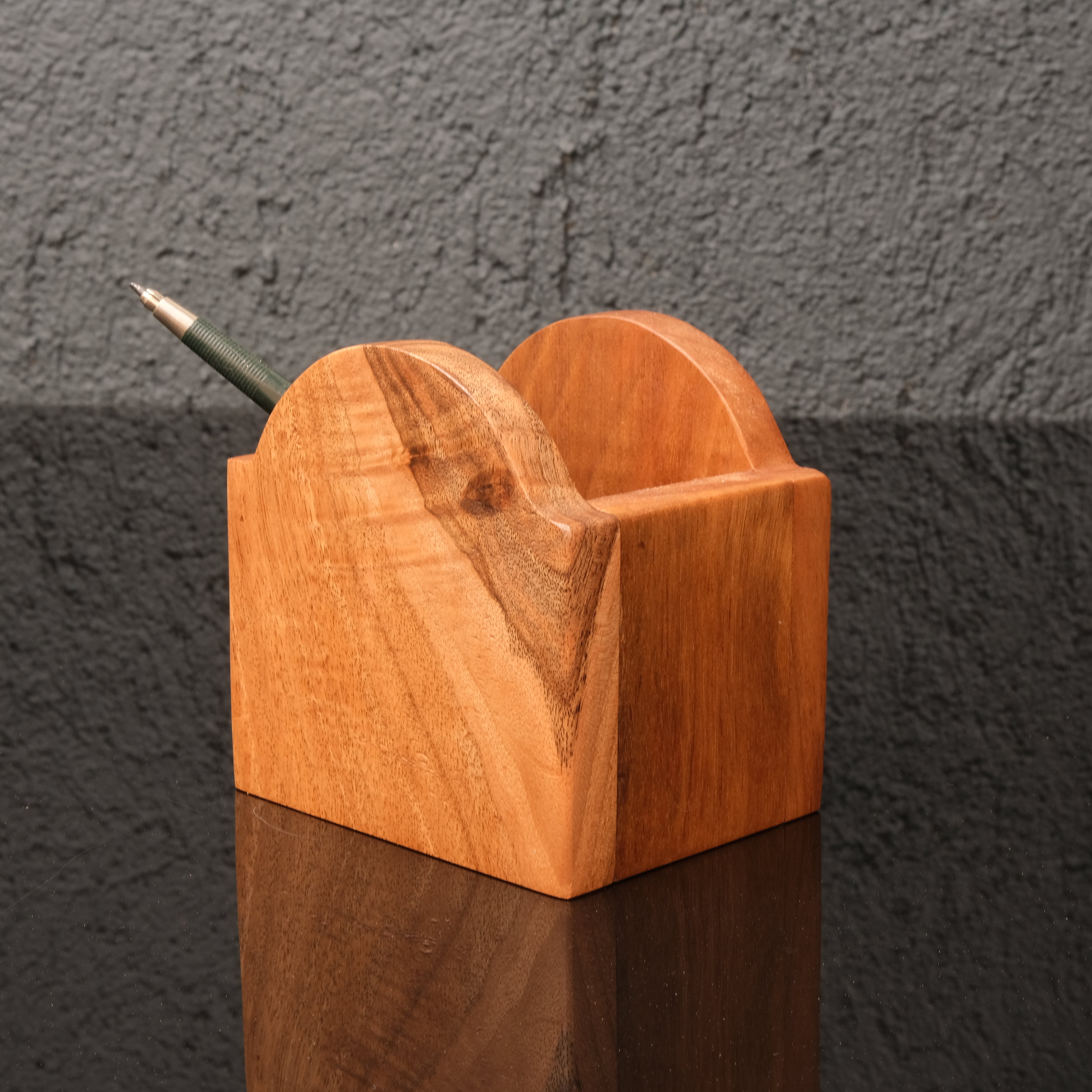 Arboria – Masif Ceviz Ahşap Hediye Kalemlik