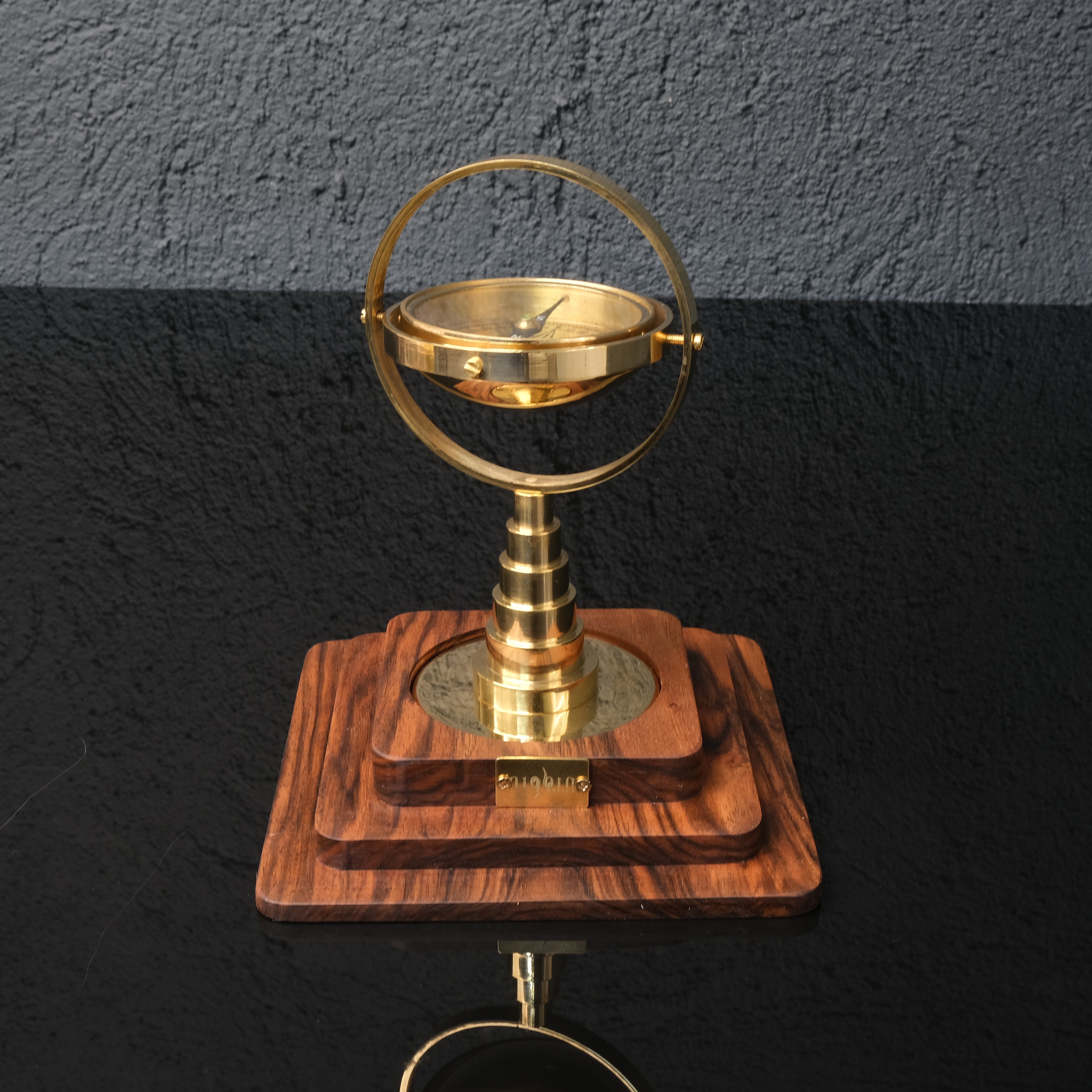 Gyro Compass – Masif Ceviz ve Pirinç Masaüstü Lüks Pusula