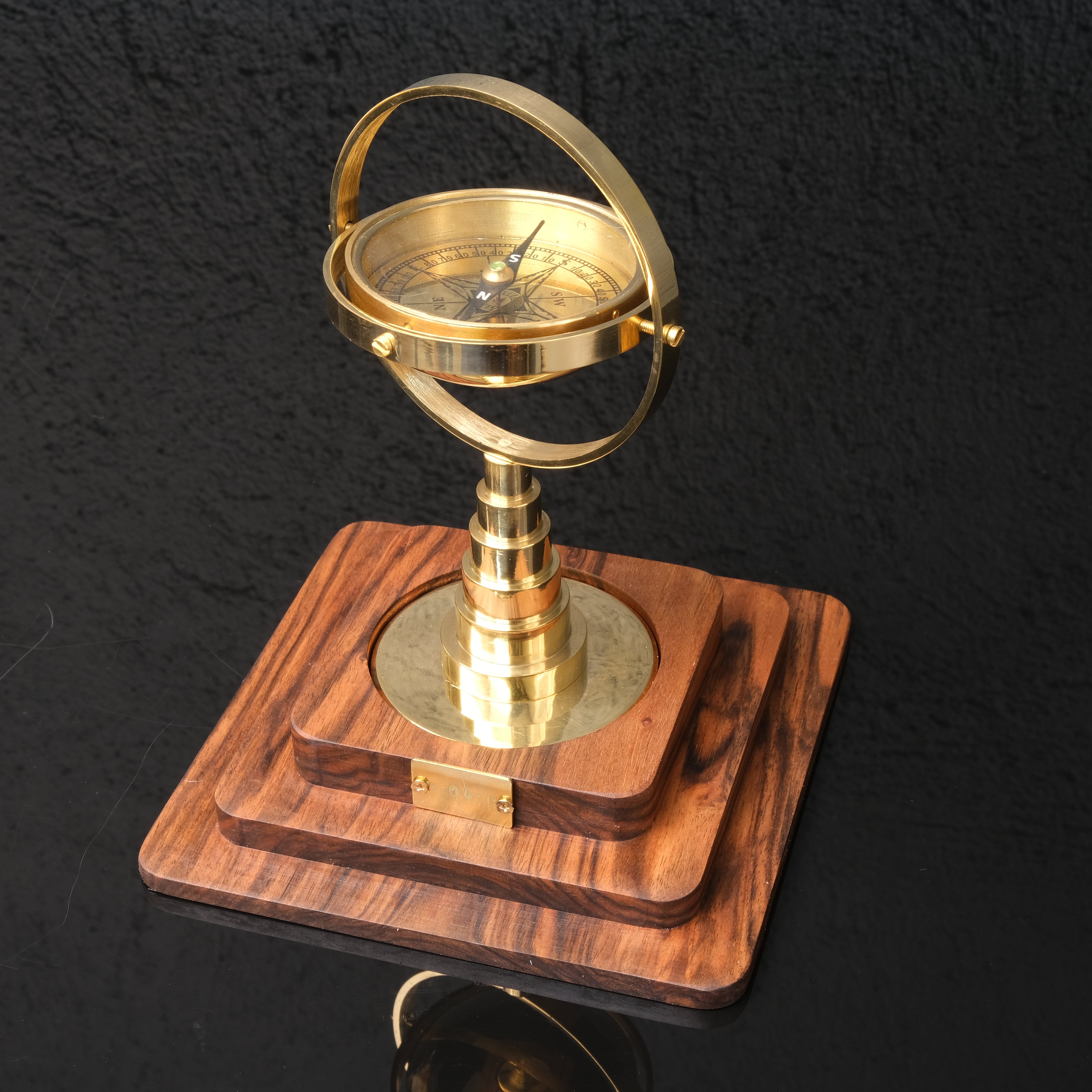 Gyro Compass – Masif Ceviz ve Pirinç Masaüstü Lüks Pusula