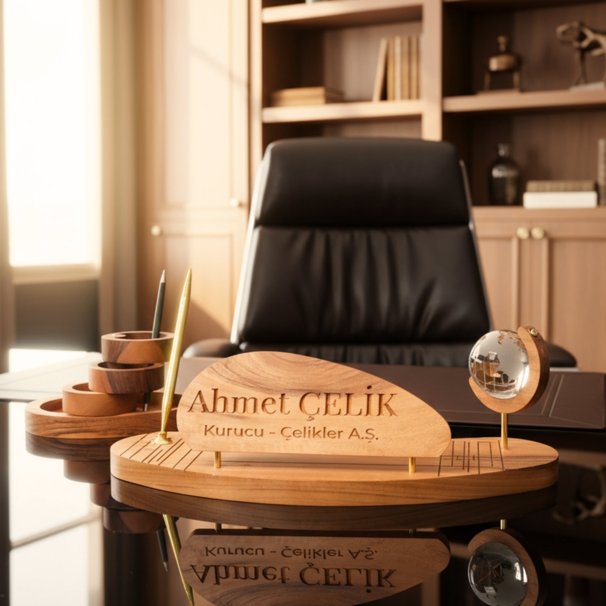 Triarch  Masif Ahşap & Pirinç Masa Seti – Prestijli Ofis Aksesuarı