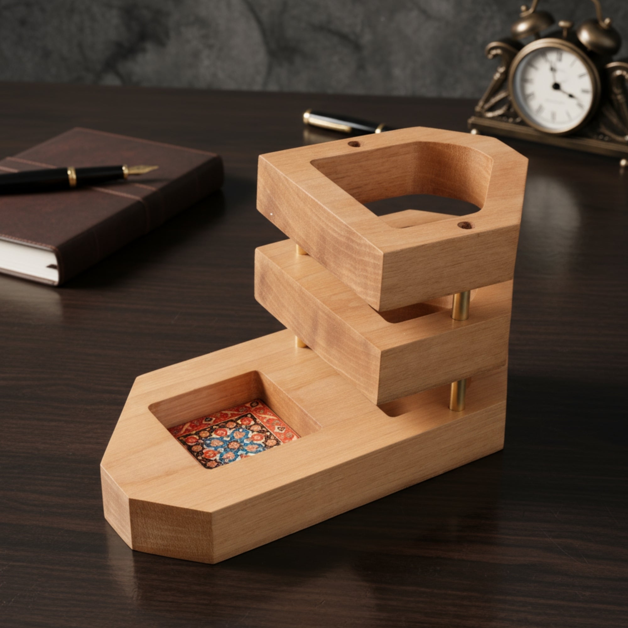 Veritas Kalemlik – Masif Ceviz & Pirinç Detaylı Tasarım