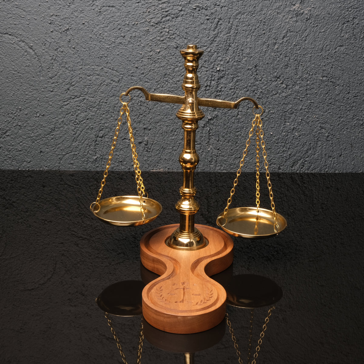 Themis Brass – Pirinç Renkli Adalet Terazisi detay