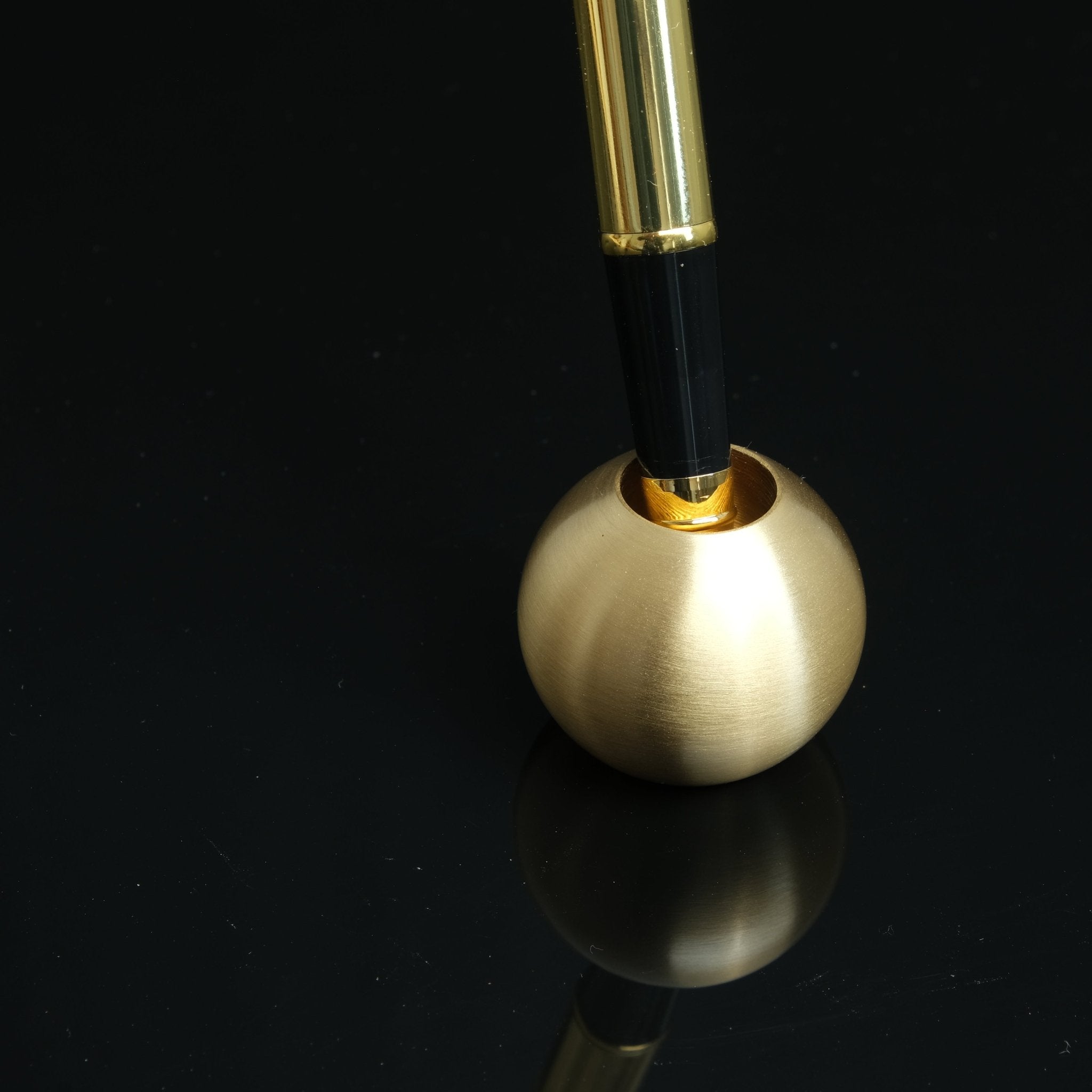 Aurum Sphere – Som Pirinç Kalem Tutucu - Niqbin Office