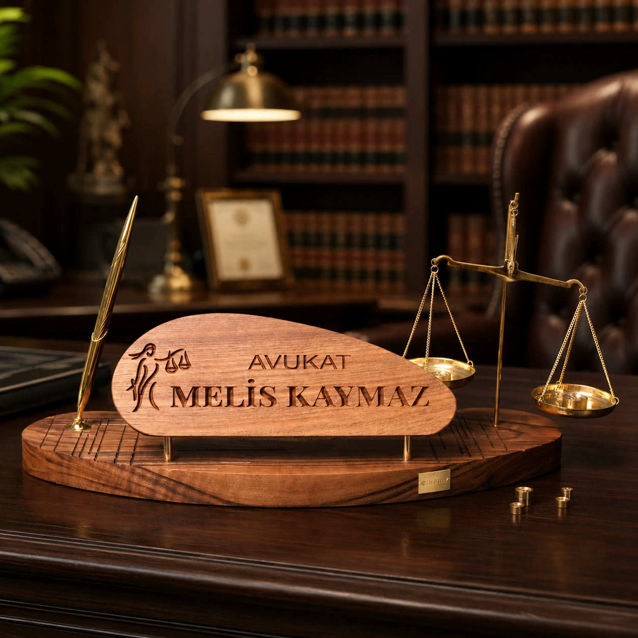 Triarch kişiye özel avukat masa isimliği