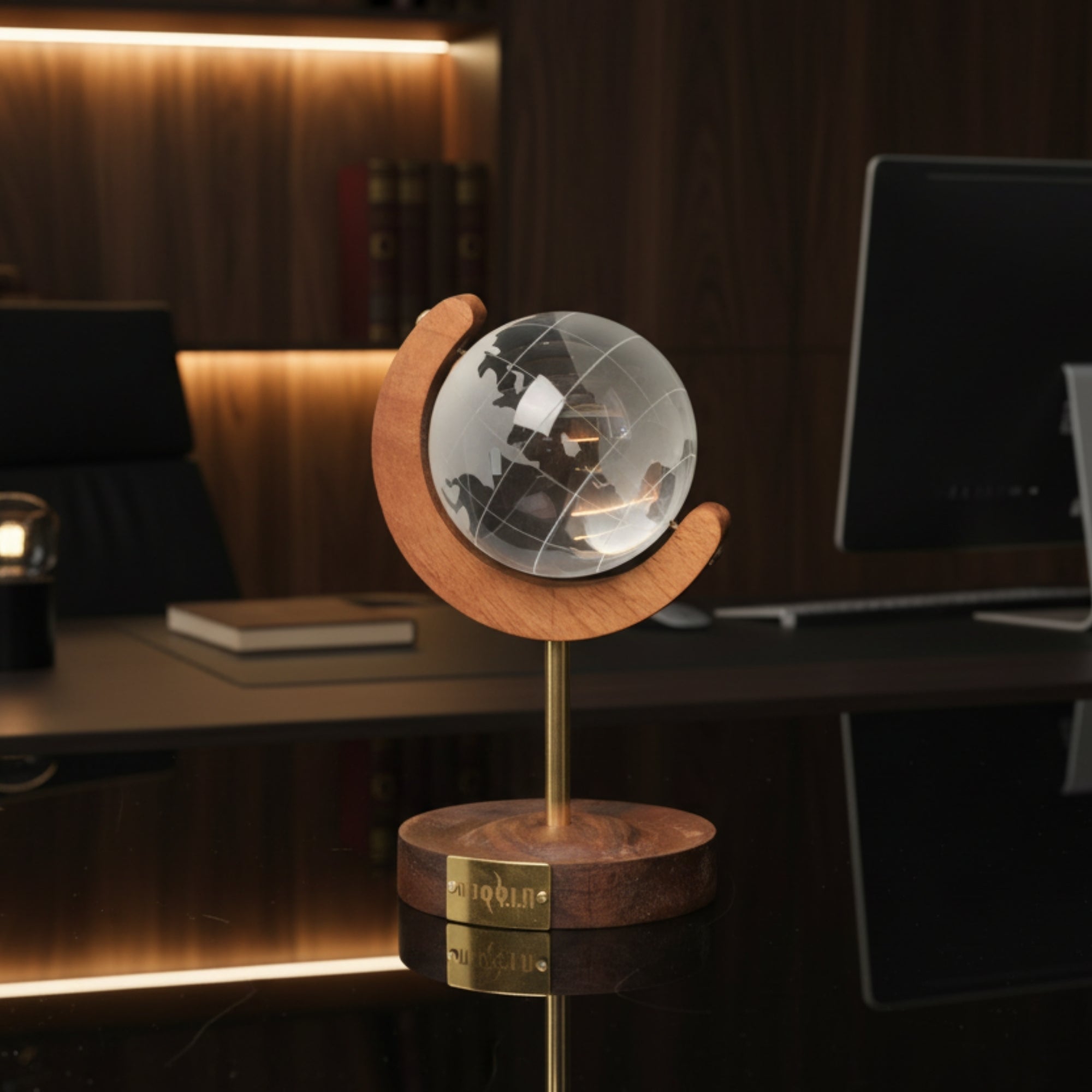Axis – Ceviz Ağacı ve Pirinç Detaylı Kristal Küre Masaüstü Aksesuarı - Niqbin Office