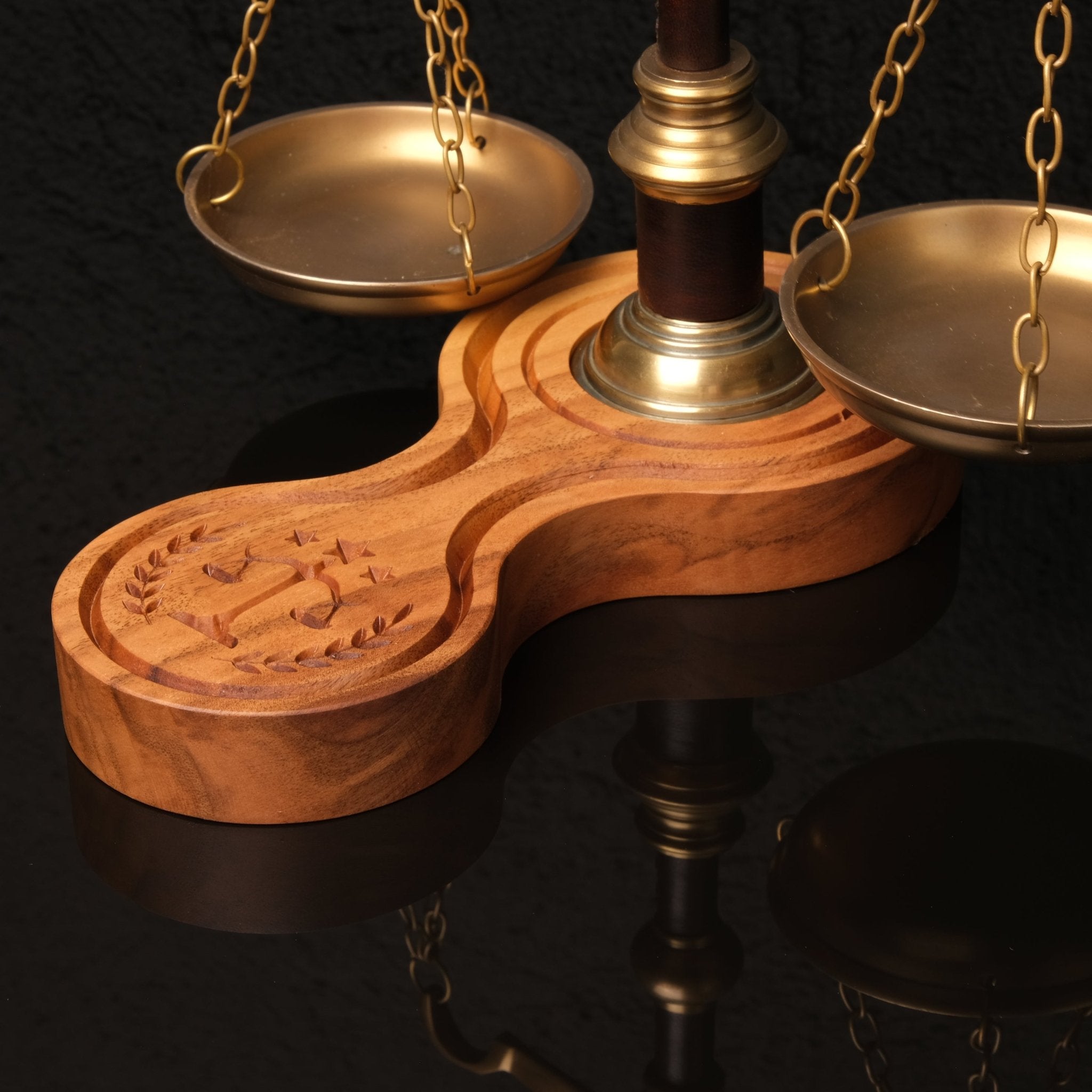 Themis – Masif Ahşap ve Pirinç Hukuk Terazisi - Niqbin Office