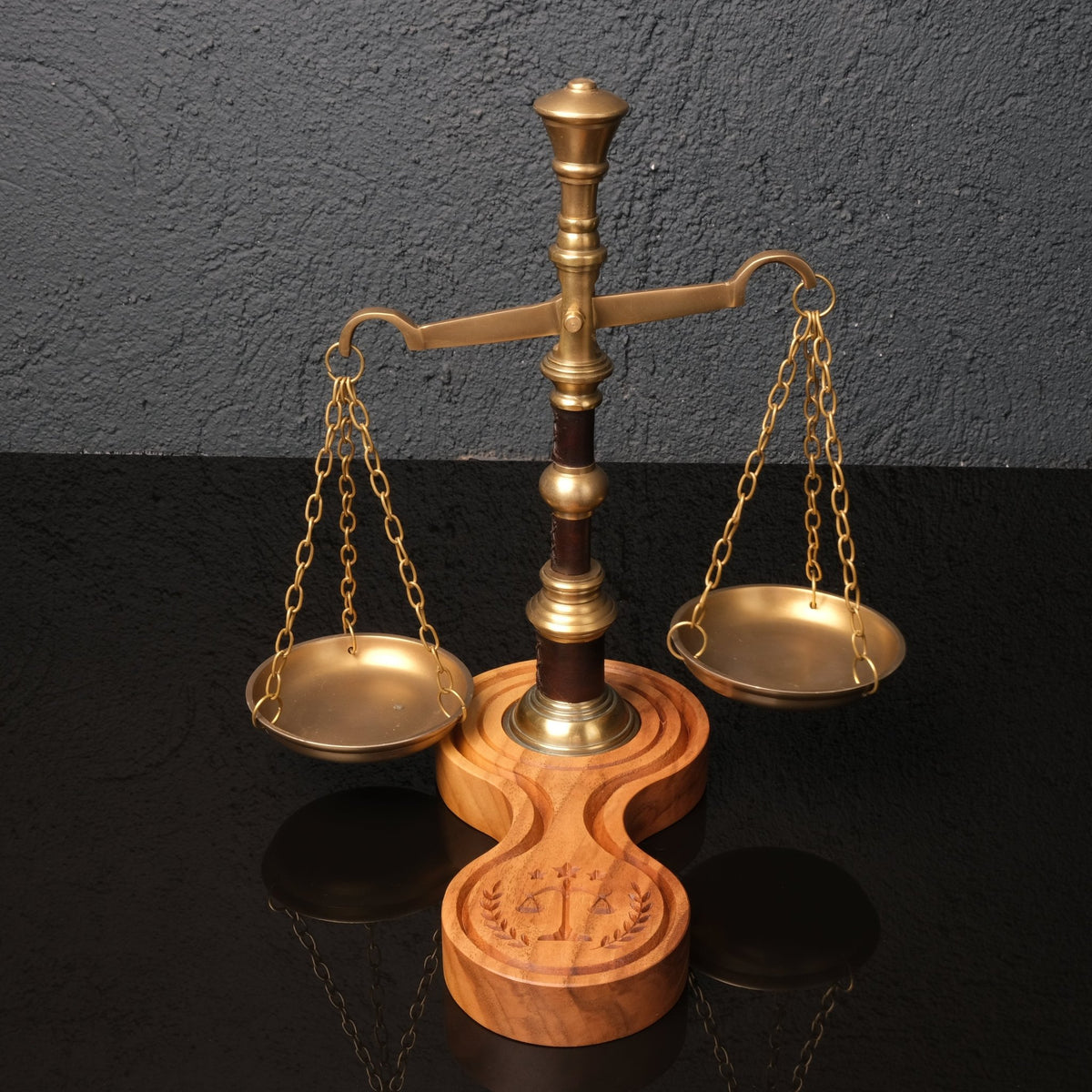 Themis – Masif Ahşap ve Pirinç Hukuk Terazisi detay