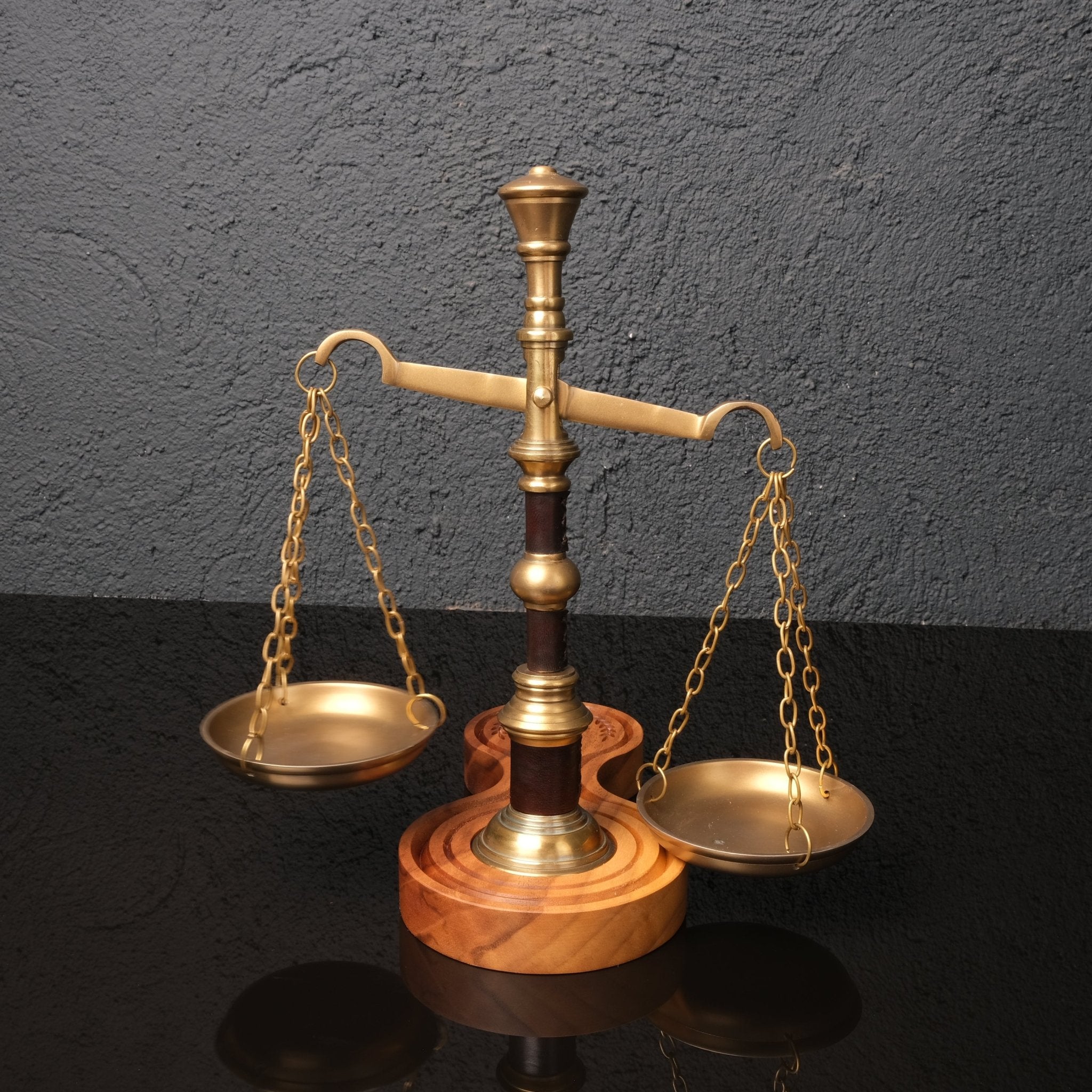 Themis – Masif Ahşap ve Pirinç Hukuk Terazisi - Niqbin Office
