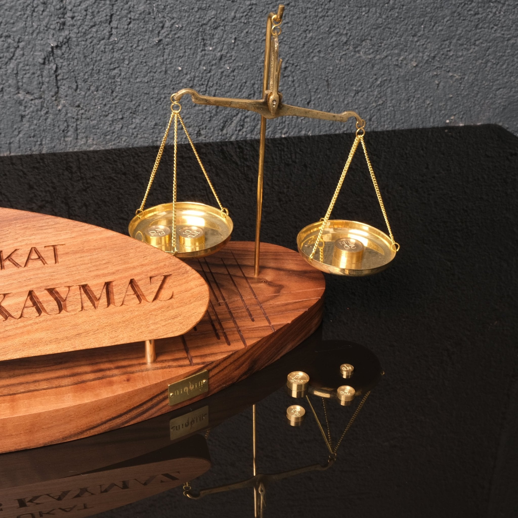 Triarch – Kişiye Özel Avukat Masa İsimliği - Niqbin Office