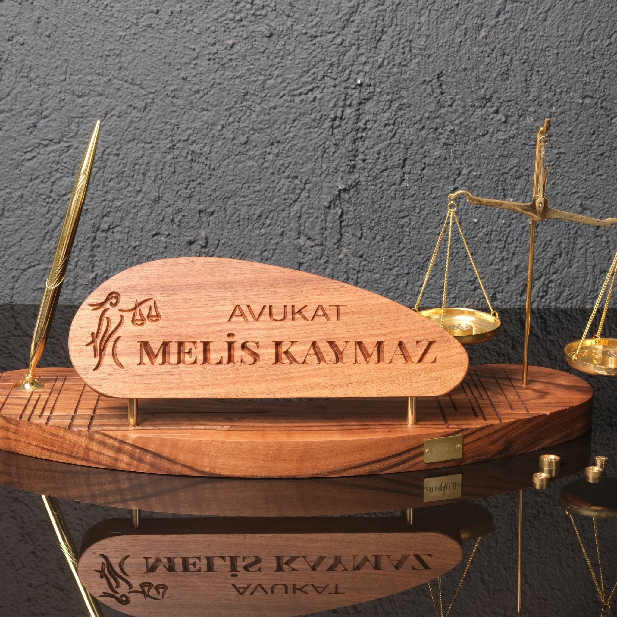 Triarch – Kişiye Özel Avukat Masa İsimliği - Niqbin Office
